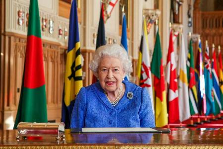 Queen Elizabeth II. erinnert am Commonwealth Day mit Brosche an ihren kranken Mann Prinz Philip.