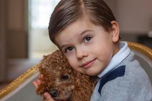 Prinz Oscar von Schweden: Der kleine Royal ganz verschmust