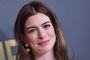 Anne Hathaway: Romantischer Abend findet für sie auf dem Sofa statt