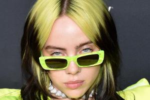 Billie Eilish trägt ihre Haare jetzt blond
