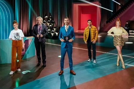 Joko Winterscheidt (Mitte) bleibt erst einmal Besitzer seiner eigenen TV-Show.