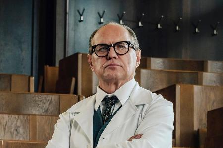 Uwe Ochsenknecht (oben) als Gynäkologe Prof. Helmut Kraatz in der 3. Staffel der historischen Krankenhausserie 