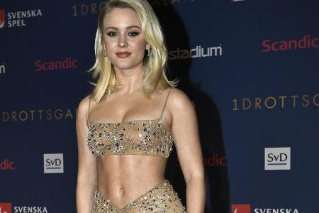 Sängerin Zara Larsson zeigt ihren Sixpack auf dem roten Teppich in Stockholm.