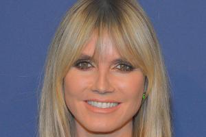 Berlin Fashion Week: Heidi Klum strahlt in weißem Look mit Maske