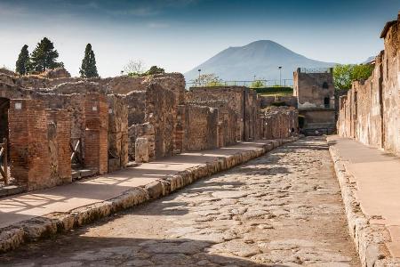 Die römische Stadt Pompeji wurde bei einem Vulkanausbruch des Vesuvs unter einer Asche- und Bimsschicht begraben.
