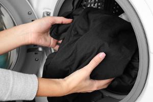 So behält schwarze Wäsche ihre intensive Farbe