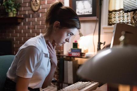Die Highschool-Schülerin Alice (Natalia Dyer) weiß nichts über Sex Die Highschool-Schülerin Alice (Natalia Dyer) weiß nichts über Sex