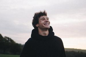 Wincent Weiss spielt "Titanic"-Kultszene in Musikvideo nach