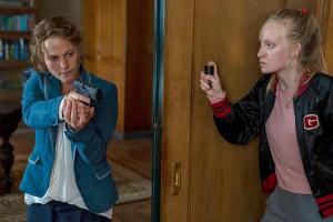 Im "Polizeiruf 110: Monstermutter" wird Olga Lenski (Maria Simon, l.) von Louisa Bronski (Luzia Oppermann, r.) entführt.
