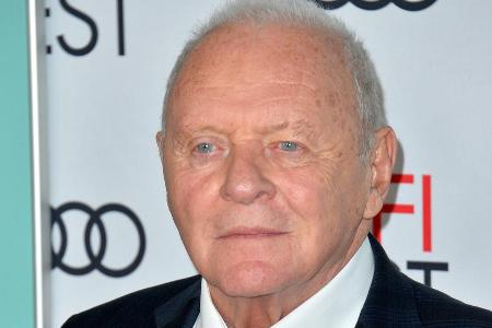 Sir Anthony Hopkins ist nach seiner Impfung erleichtert. Sir Anthony Hopkins ist nach seiner Impfung erleichtert.