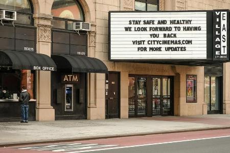 Wie in vielen anderen Ländern sind auch in den USA weiterhin zahlreiche Kinos geschlossen - wie hier in New York City.