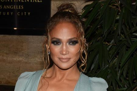 Jennifer Lopez setzt auf Hautpflege und Freundlichkeit.