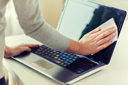 Nutzer sollten Laptops in regelmäßigen Abständen reinigen.