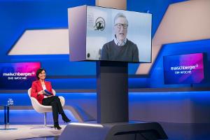 Bill Gates steht Sandra Maischberger Rede und Antwort