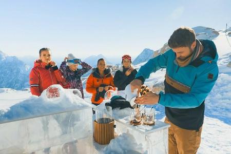 Jacqueline B., Esther, Karina, Michèle und Niko bei ihrem Date auf der Zugspitze