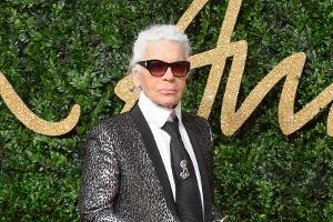 Zopf und Sonnenbrille: Für diesen Look war Karl Lagerfeld bekannt.
