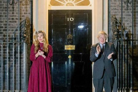Auch Premierminister Boris Johnson und seine Verlobte, Carrie Symonds, klatschten vor 10 Downing Street für den verstorbenen... Auch Premierminister Boris Johnson und seine Verlobte, Carrie Symonds, klatschten vor 10 Downing Street für den verstorbenen...