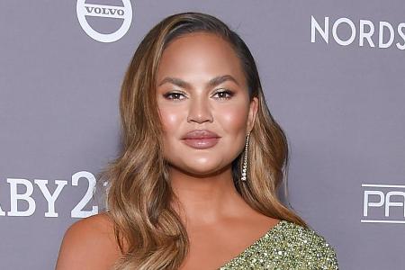 Chrissy Teigen wegen Chrissy Teigen wegen