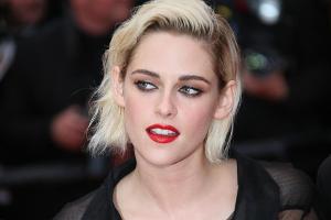 Kristen Stewart zeigt sich im fast perfekten Diana-Look