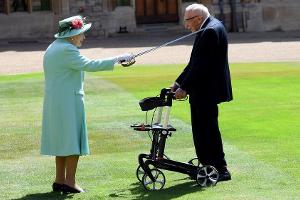 Captain Tom Moore: Beileid von der Queen, Boris Johnson und Co.