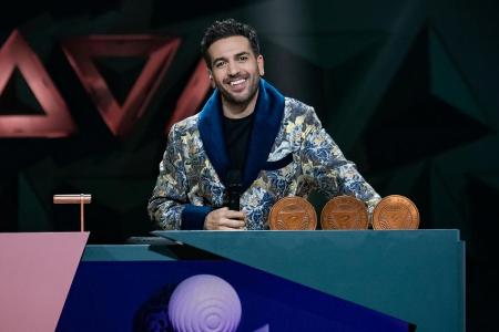 Elyas M'Barek führte im Bademantel durch die letzte Folge der ersten Staffel von Elyas M'Barek führte im Bademantel durch die letzte Folge der ersten Staffel von