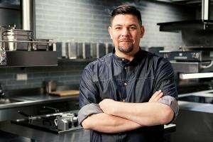 Tim Mälzer: Wie ist "Kitchen Impossible" ohne Reisen in ferne Länder?