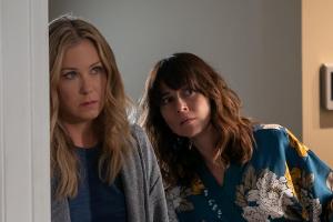 Die zweite Staffel "Dead to Me" mit Christina Applegate (l.) und Linda Cardellini ist seit 8. März bei Netflix verfügbar.