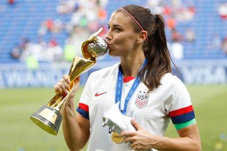 Alex Morgan mit dem Pokal bei der Fußball-Weltmeisterschaft der Frauen 2019 Alex Morgan mit dem Pokal bei der Fußball-Weltmeisterschaft der Frauen 2019