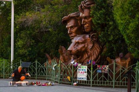 Trauernde Fans legen auf dem Las Vegas Strip vor einem Siegfried-und-Roy-Denkmal Kerzen nieder. Trauernde Fans legen auf dem Las Vegas Strip vor einem Siegfried-und-Roy-Denkmal Kerzen nieder.