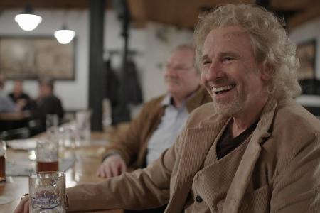 Nach einem langen Drehtag in Kulmbach gibt es für Thomas Gottschalk zum Feierabend ein Bierchen mit alten Freunden