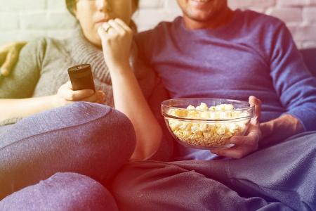 Mit einem großen Fernseher und Popcorn kommt Kinofeeling auf (Symbolbild)