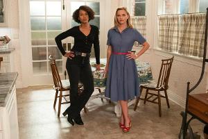 Kerry Washington (l.) und Reese Witherspoon spielen die Hauptrollen in "Little Fires Everywhere".