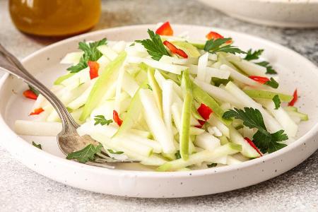 Mit einem frischen Kohlrabi-Apfel-Salat macht man im Mai nichts falsch.