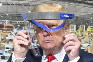 Donald Trump trägt fernab der Kameras doch Maske
