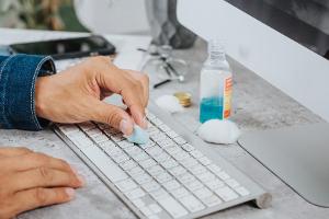 Kampf den Keimen: Wie reinigt man eigentlich eine Tastatur richtig?