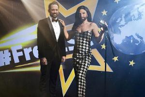 ESC-Sieger Conchita Wurst (r.) und Steven Gätjen führen als Hosts durch den "Free ESC".