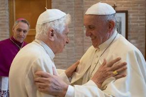 So stehen Benedikt XVI. und Franziskus wirklich zueinander