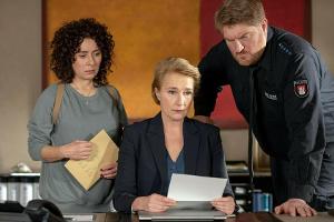 "Großstadtrevier": Frau Küppers (Saskia Fischer, M.), Harry (Maria Ketikidou) und Hannes (Marc Zwinz) erfahren vom Abschied ...