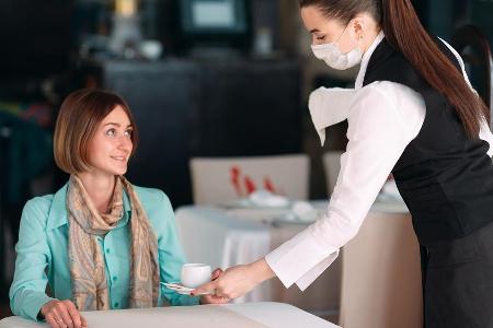 In Restaurants müssen Hygiene- und Abstandsregeln eingehalten werden.