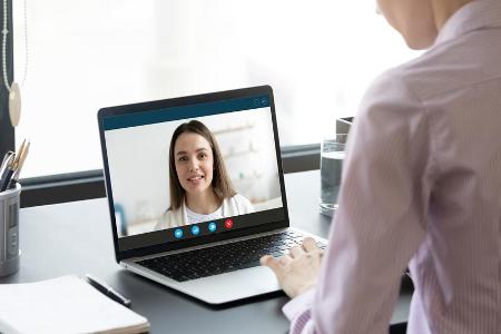 Eine Nutzerin während eines Videochats (Symbolbild). Eine Nutzerin während eines Videochats (Symbolbild).
