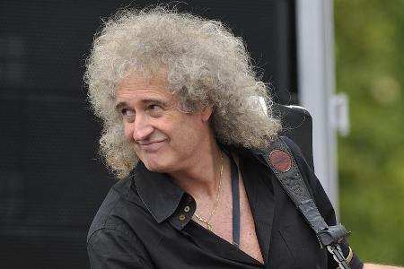 Queen-Gitarrist Brian May hat sich bei Gartenarbeiten schwer verletzt.