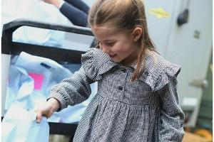 Bilder zum 5. Geburtstag: Prinzessin Charlotte teilt Essen aus