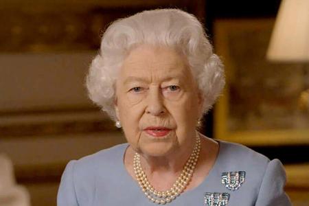 Diese Frisur hat sie sich selbst gemacht: Queen Elizabeth II. während ihrer Fernsehansprache Anfang Mai auf Schloss Windsor Diese Frisur hat sie sich selbst gemacht: Queen Elizabeth II. während ihrer Fernsehansprache Anfang Mai auf Schloss Windsor