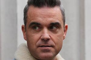 Neuer "Lockdown-Look": Robbie Williams rasiert sich Glatze