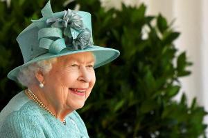Lächelnde Queen feiert ihren offiziellen Geburtstag mit kleiner Parade