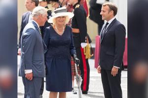Herzogin Camilla begrüßt Emmanuel Macron mit Sonnenhut und Regenschirm