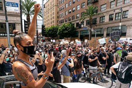 Zahlreiche Promis mischten sich unter die Demonstranten, wie auch hier in Los Angeles. Zahlreiche Promis mischten sich unter die Demonstranten, wie auch hier in Los Angeles.