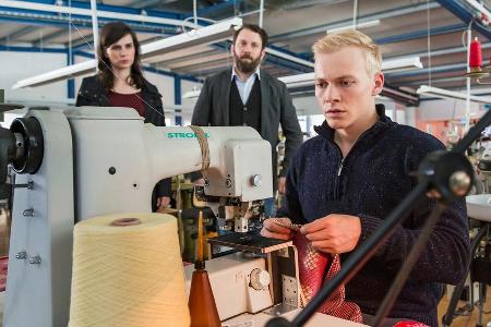 Kira Dorn (Nora Tschirner) und Lessing (Christian Ulmen) treffen in der Textilfabrik auf Maik Schrey (Julius Nitschkoff, r.)