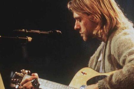 Kurt Cobain mit seiner Martin-Gitarre beim legendären 