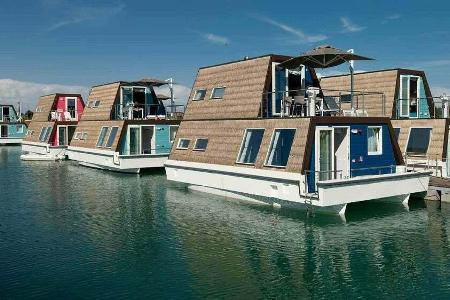 Bunte Hausboote mit Sicht auf den Tagliamento.